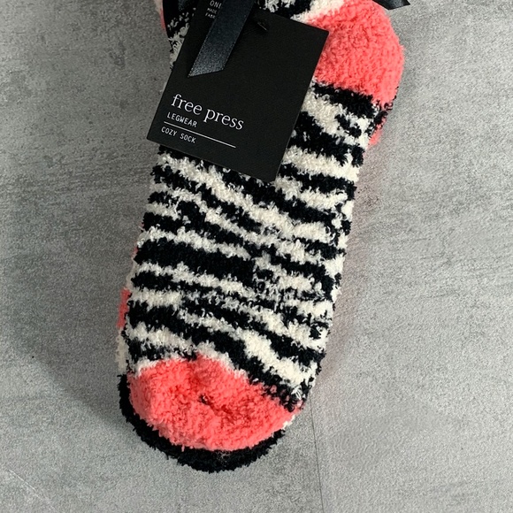 3/$20 Free Press 2 Pair Fuzzy Socks SZ 6-10.5 - Picture 4 of 8